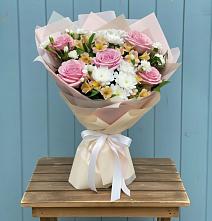 Букет цветов из:  Гвоздики, Орхидеи и Розы в Поселке Учхоза Александрова