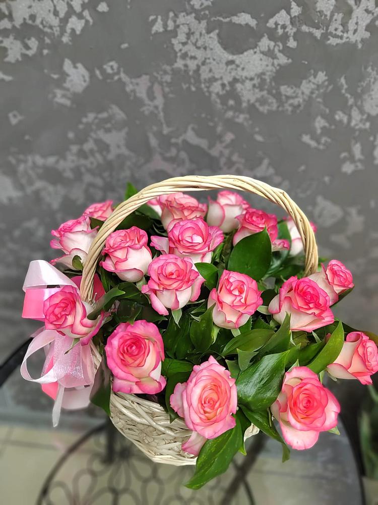 Цветочная композиция из Розы в корзине в Поселке Учхоза Александрова