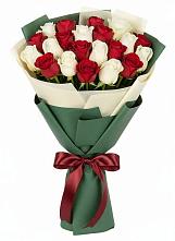 Букет Микс из красных и белых роз в Поселке Учхоза Александрова