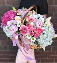 Композиция солнечный день в Поселке Учхоза Александрова Цветочная композиция из Розы, Хризантемы, Пионы и Лизиантусы в корзине в Поселке Учхоза Александрова