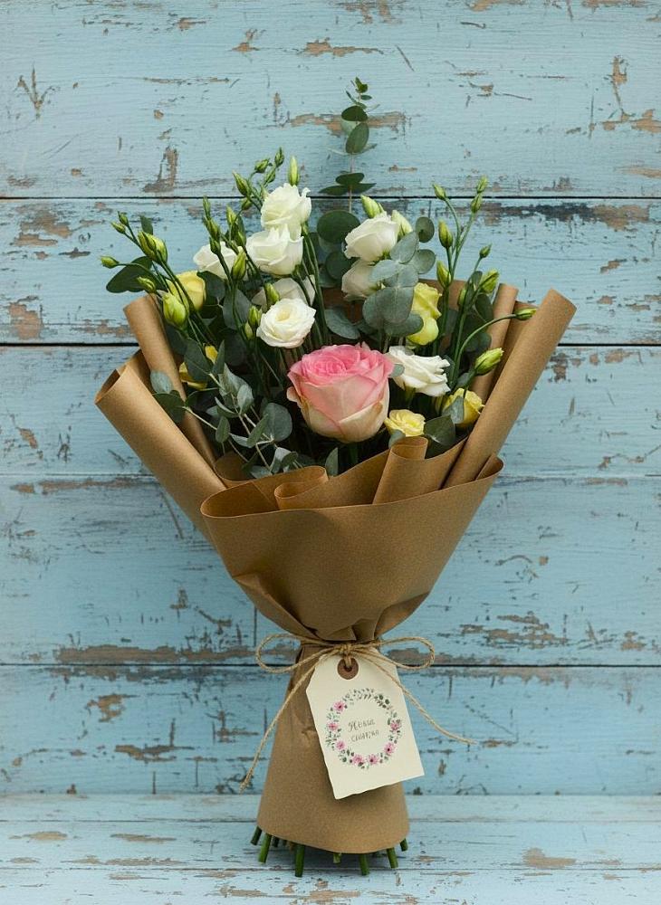 Букет цветов из: Розы и Лизиантусы в Поселке Учхоза Александрова