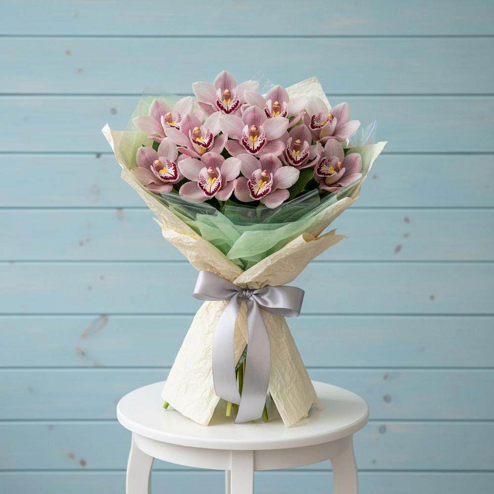 Букет цветов из: Орхидеи и Розы в Поселке Учхоза Александрова