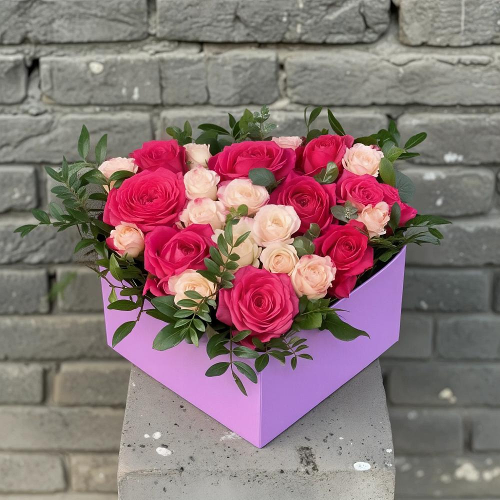 Цветочная композиция из Розы в коробке в Поселке Учхоза Александрова