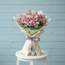 Букет цветов из:  Орхидеи и Розы в Поселке Учхоза Александрова