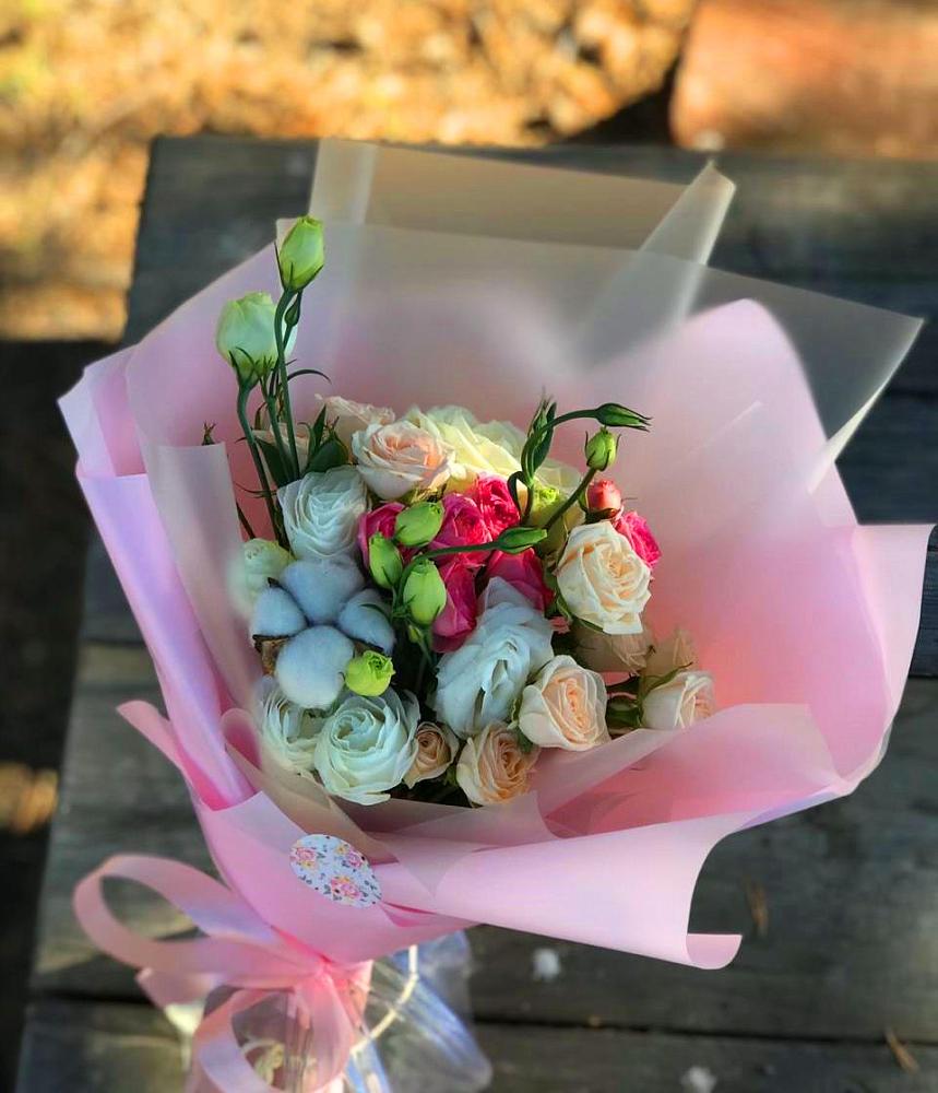 Букет цветов из: Розы и Лизиантусы в Поселке Учхоза Александрова