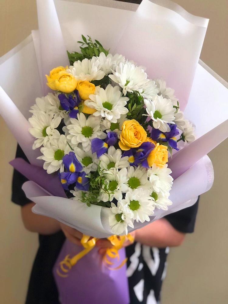 Букет цветов из: Ирисы, Хризантемы и Розы в Поселке Учхоза Александрова