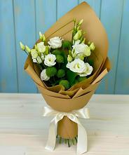 Букет цветов из:  Хризантемы и Лизиантусы в Поселке Учхоза Александрова