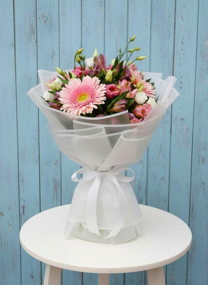 Букет цветов из: Герберы, Альстромерии и Лизиантусы в Поселке Учхоза Александрова