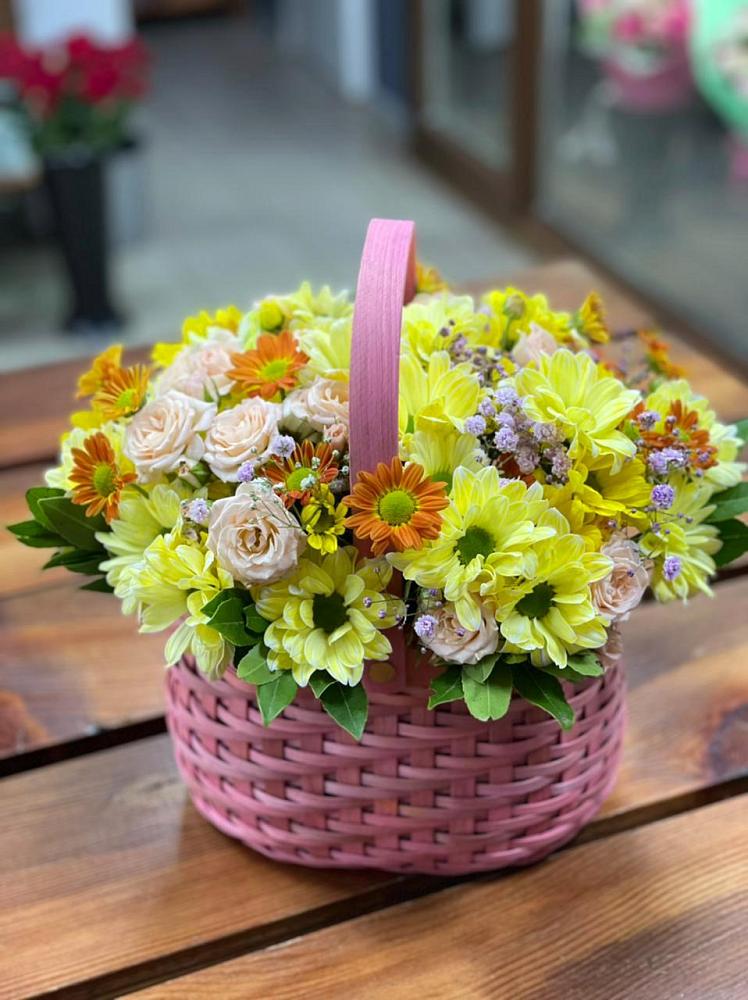 Цветочная композиция из Хризантемы и Розы в корзине в Поселке Учхоза Александрова