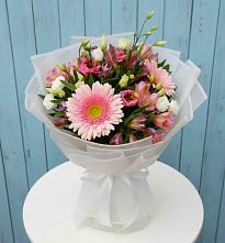 Букет цветов из:  Герберы, Альстромерии и Лизиантусы в Поселке Учхоза Александрова