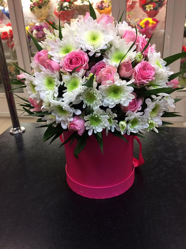 Цветочная композиция из Розы и Хризантемы в шляпной коробке в Поселке Учхоза Александрова