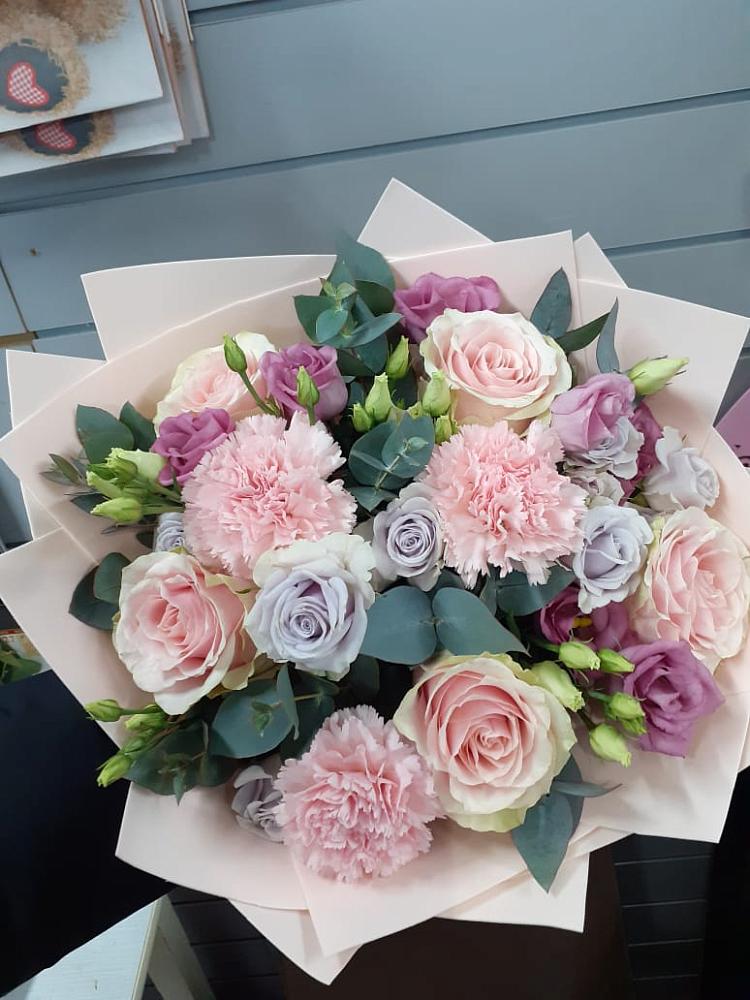 Букет цветов из: Розы, Гвоздики и Лизиантусы в Поселке Учхоза Александрова